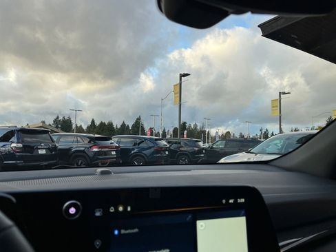 Used 2025 Chevrolet Equinox LT image 18