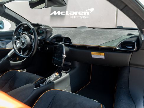 Used 2026 McLaren Artura RWD image 18