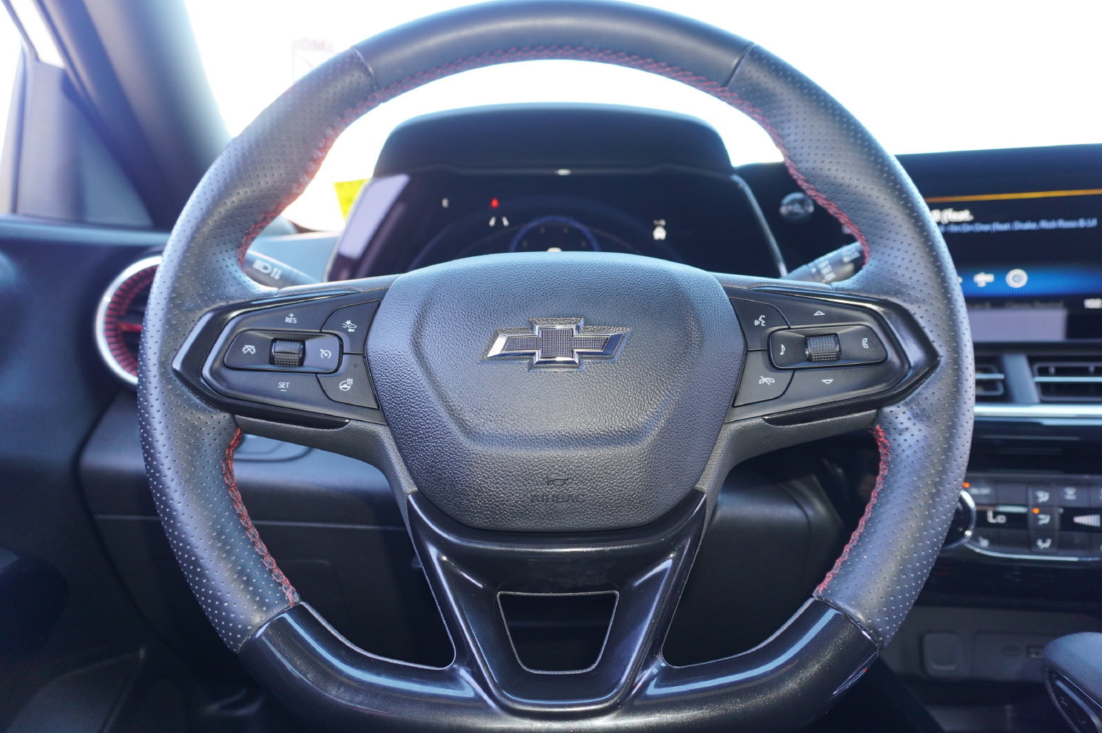 Used 2024 Chevrolet Trax RS w/ Sunroof Package FWD image 21
