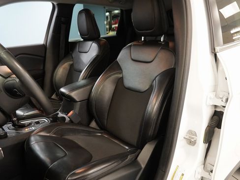 Used 2020 Jeep Cherokee Latitude Plus image 3