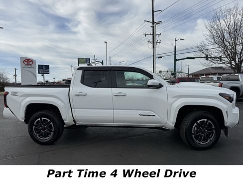 Used 2025 Toyota Tacoma TRD Sport image 2