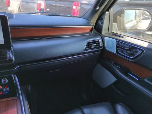 Used 2021 Lincoln Navigator Reserve w/ Luxury Package RWD image 16