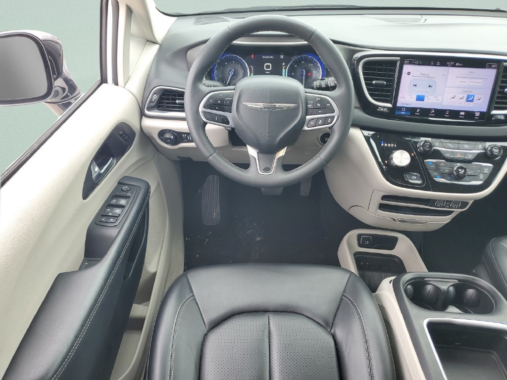 Used 2024 Chrysler Pacifica Touring-L FWD image 12