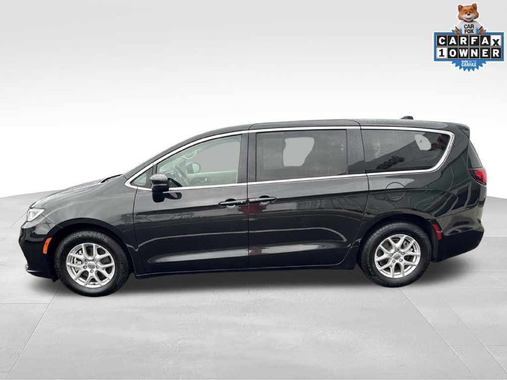 Used 2023 Chrysler Pacifica Touring-L FWD image 6