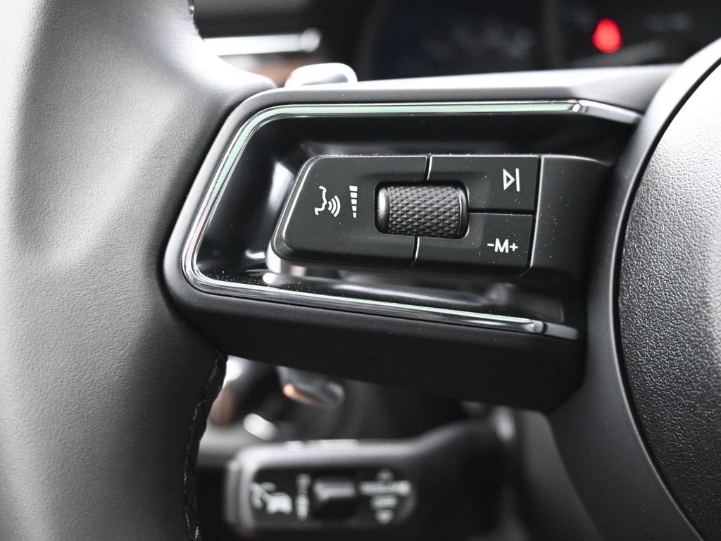 Certified 2025 Porsche Macan AWD/4WD image 19