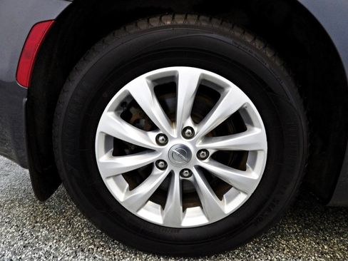 Used 2019 Chrysler Pacifica Touring-L FWD image 21