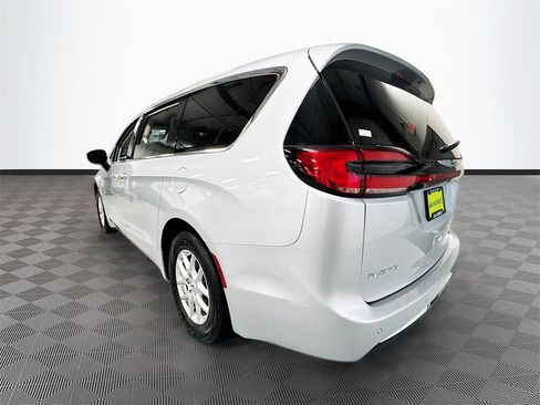 Used 2024 Chrysler Pacifica Touring-L image 33