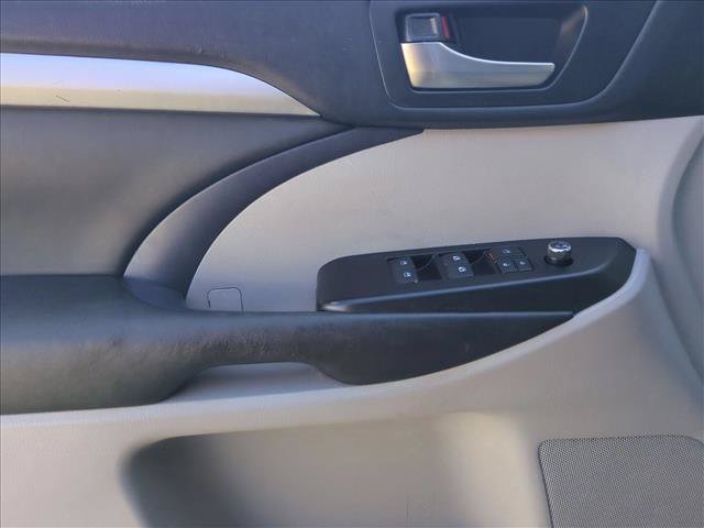 Used 2019 Toyota Highlander XLE FWD image 11