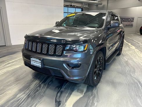 Used 2017 Jeep Grand Cherokee Altitude AWD/4WD image 3