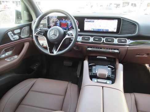 Used 2025 Mercedes-Benz GLS 450 4MATIC image 13