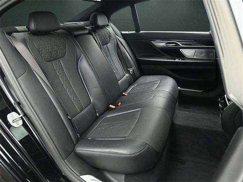 Used 2021 BMW 750i xDrive w/ Executive Package image 19