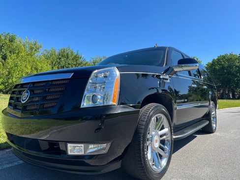Used 2011 Cadillac Escalade ESV Premium image 6