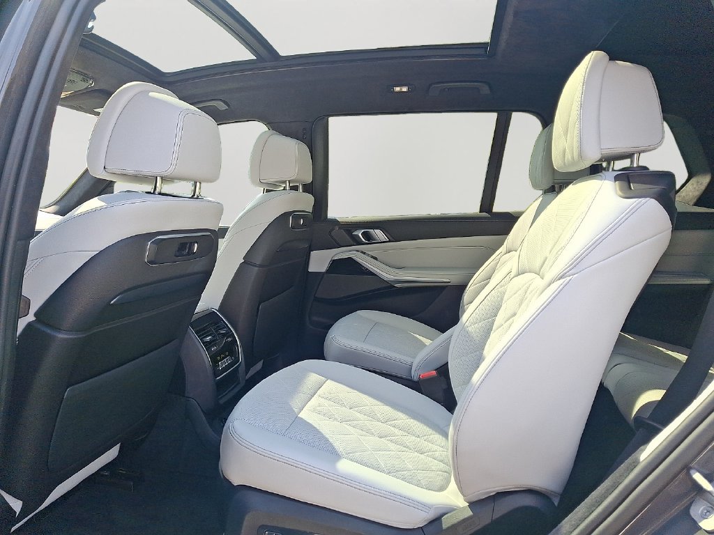 Used 2024 BMW X7 xDrive40i w/ M Sport Package AWD/4WD image 8