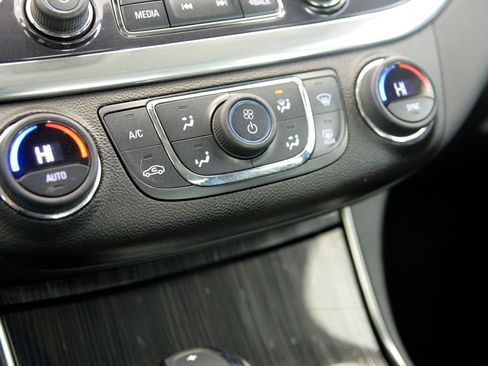 Used 2016 Chevrolet Impala LT w/ Convenience Package image 24