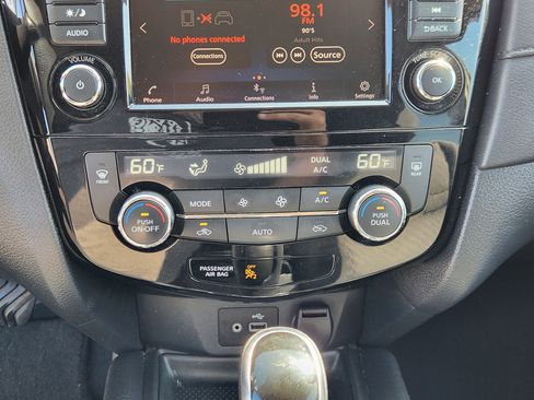 Used 2019 Nissan Rogue SV FWD image 20
