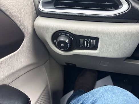 Used 2017 Chrysler Pacifica Touring-L image 15