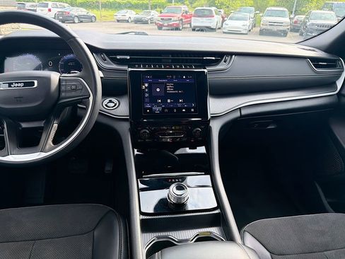 Used 2024 Jeep Grand Cherokee Altitude image 19