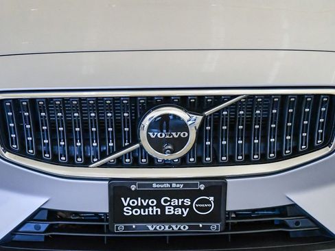 Certified 2025 Volvo V60 B5 Cross Country Plus image 8