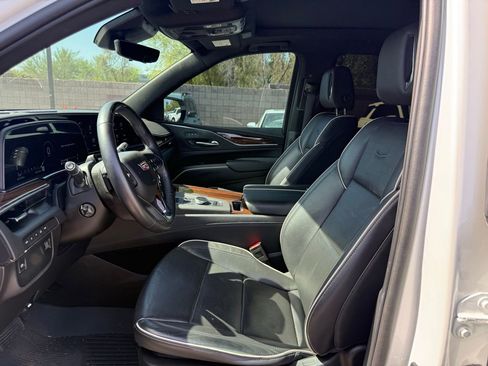 Used 2023 Cadillac Escalade Premium Luxury AWD/4WD image 13