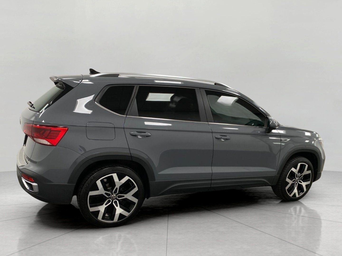 Used 2022 Volkswagen Taos SEL w/ Panoramic Sunroof Package AWD/4WD image 3