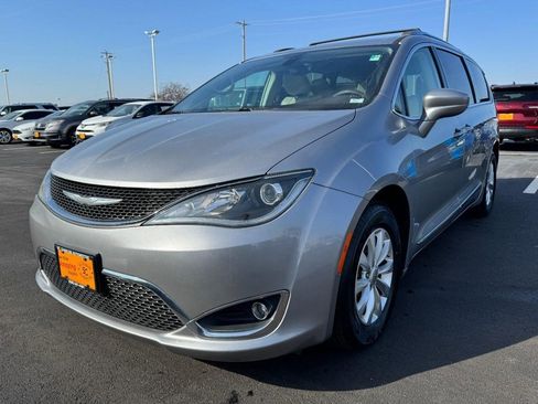 Used 2018 Chrysler Pacifica Touring-L image 8