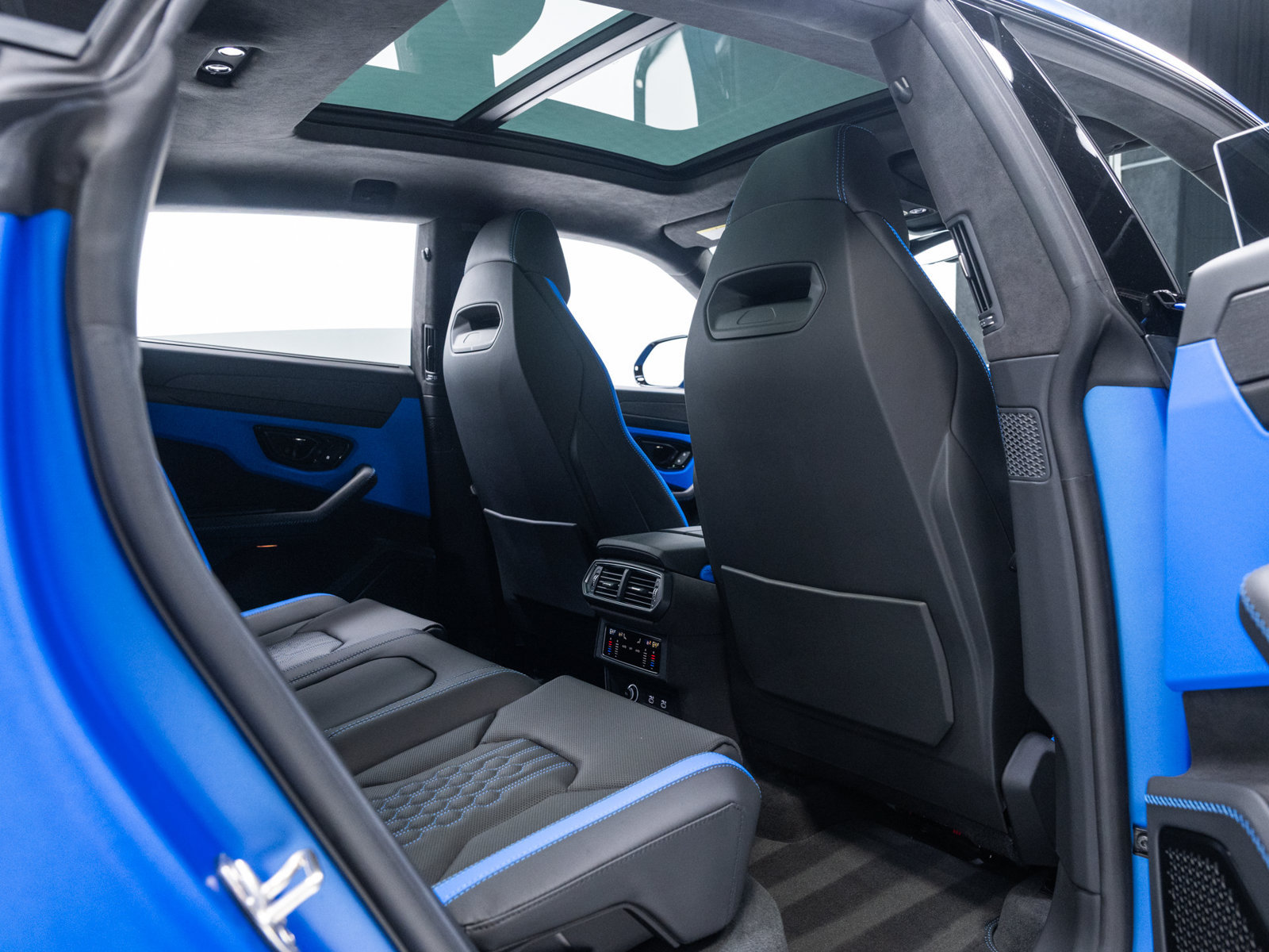 Used 2025 Lamborghini Urus SE AWD/4WD image 69