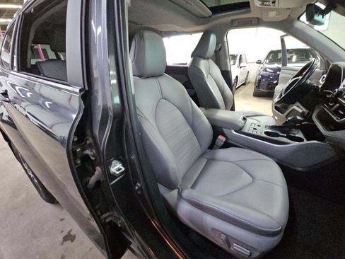 Used 2023 Toyota Highlander XLE AWD/4WD image 15