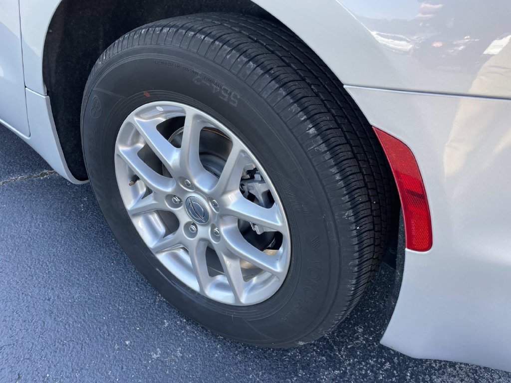 Used 2024 Chrysler Pacifica Touring-L FWD image 23