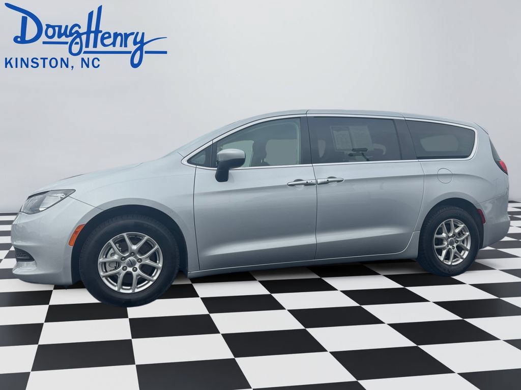 Used 2023 Chrysler Voyager LX FWD image 2