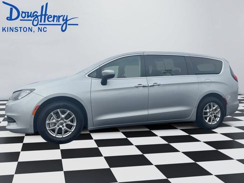 Used 2023 Chrysler Voyager LX FWD image 2