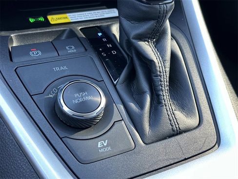 Used 2022 Toyota RAV4 XLE Premium image 20