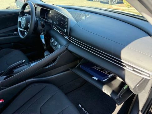 Certified 2025 Hyundai Elantra SE image 27