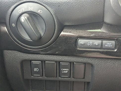 Used 2018 Nissan Titan SV image 24