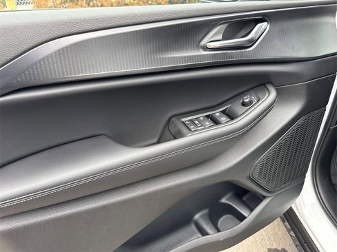 New 2025 Jeep Grand Cherokee Altitude image 19