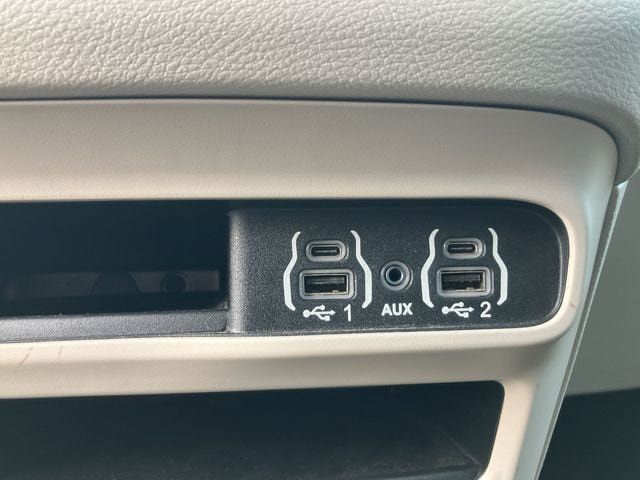 Used 2023 Chrysler Pacifica Touring-L FWD image 17