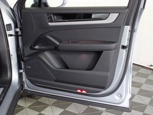 Certified 2025 Porsche Cayenne Coupe image 38