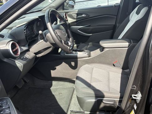 Used 2025 Chevrolet Trax RS w/ Driver Confidence Package FWD image 3