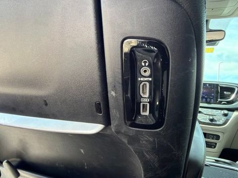 Used 2017 Chrysler Pacifica Touring-L Plus w/ Advanced Safetytec Group FWD image 20