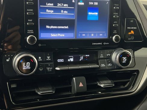 Used 2022 Toyota Highlander XLE FWD image 27