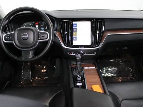 Used 2021 Volvo S60 T5 Momentum FWD image 2