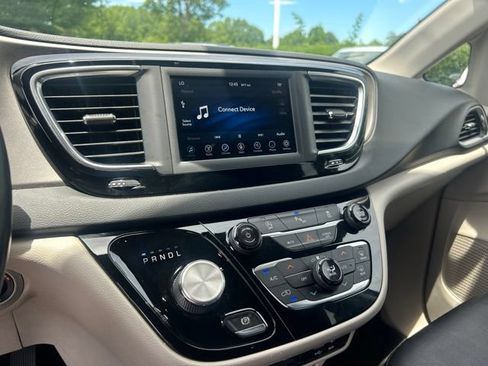 Used 2020 Chrysler Pacifica Touring-L FWD image 25