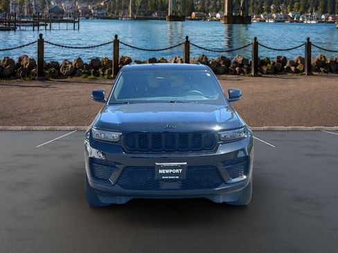 Used 2023 Jeep Grand Cherokee Altitude AWD/4WD image 2