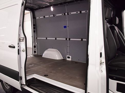 Used 2025 Mercedes-Benz Sprinter 2500 image 27