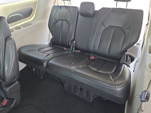 Used 2023 Chrysler Pacifica Touring-L FWD image 31