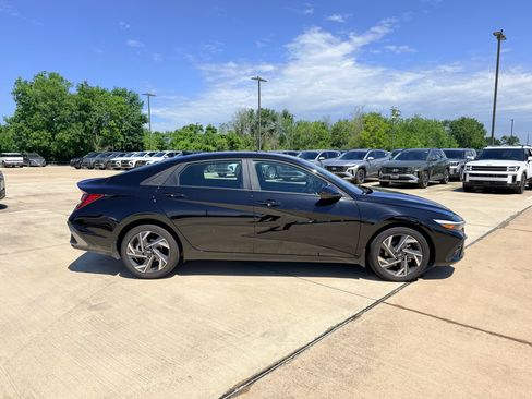 Used 2025 Hyundai Elantra Sport FWD image 4