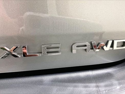 Used 2022 Toyota Highlander XLE AWD/4WD image 8