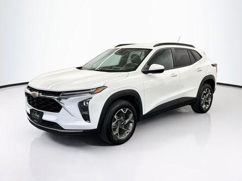 Used 2025 Chevrolet Trax LT FWD image 3