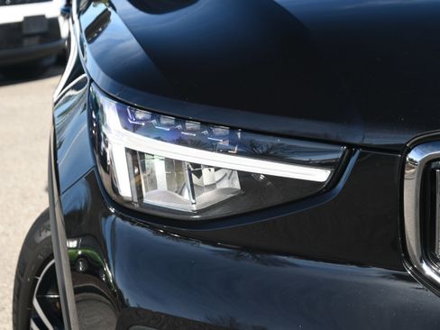 Used 2025 Volvo XC40 B5 Core image 24