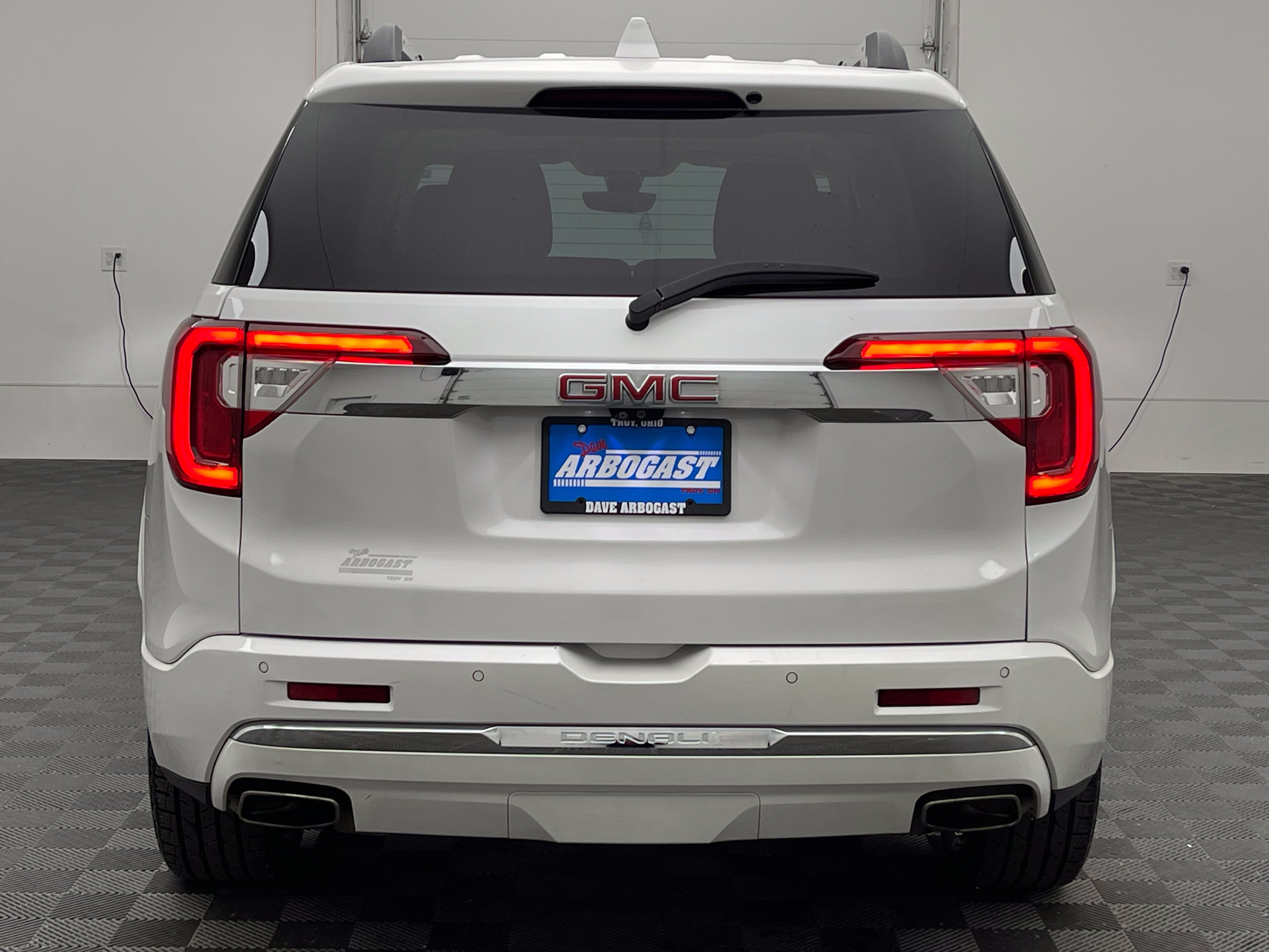 Used 2020 GMC Acadia Denali w/ Technology Package FWD image 8