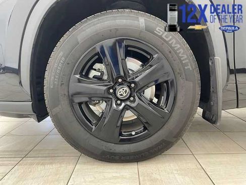 Used 2024 Toyota Highlander LE AWD/4WD image 7